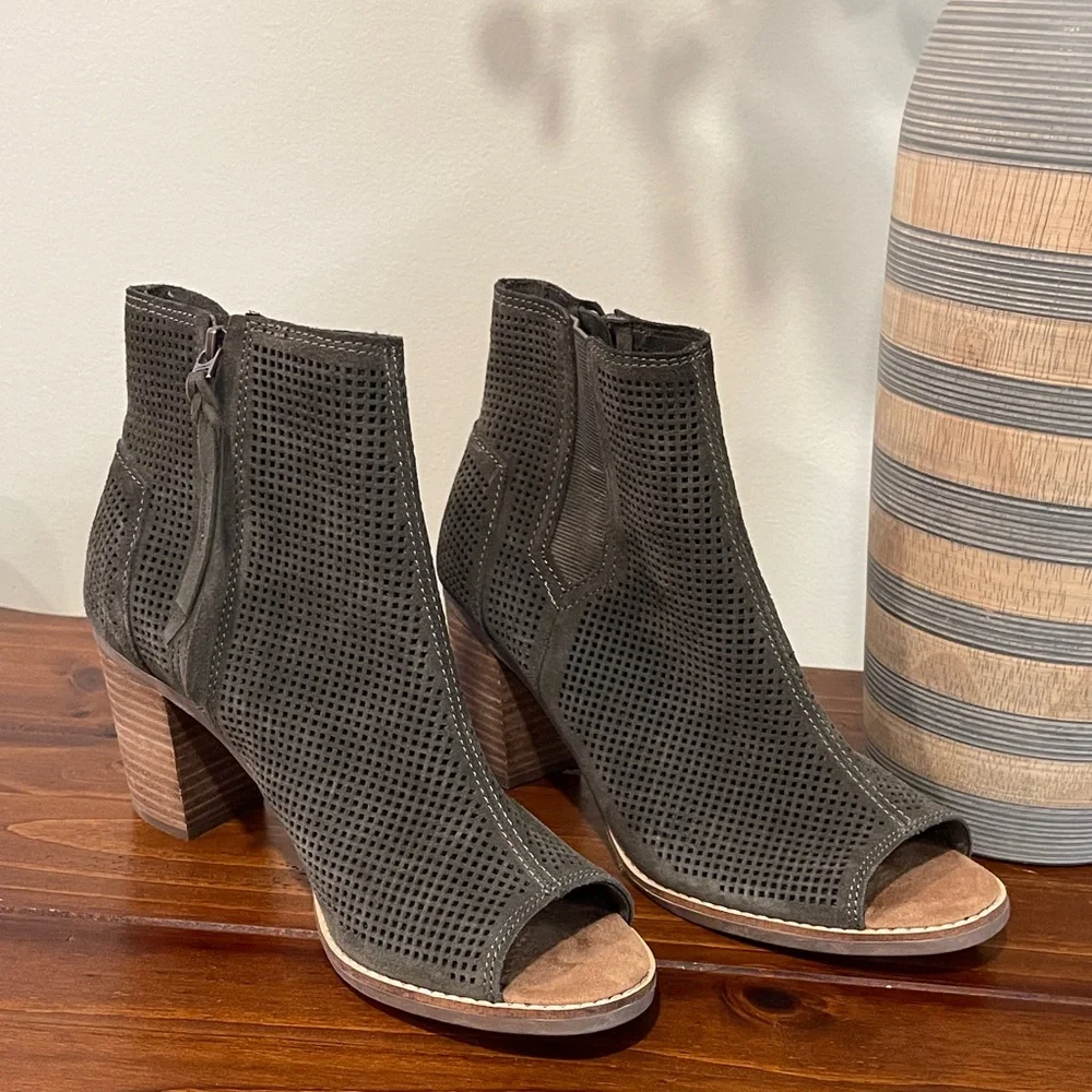 TOMS Women's Olive Green Perforated Heeled Boots - Picture 2 of 5